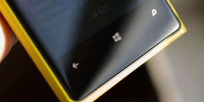 Скриншота Windows Phone 8.1 с виртуальными кнопками