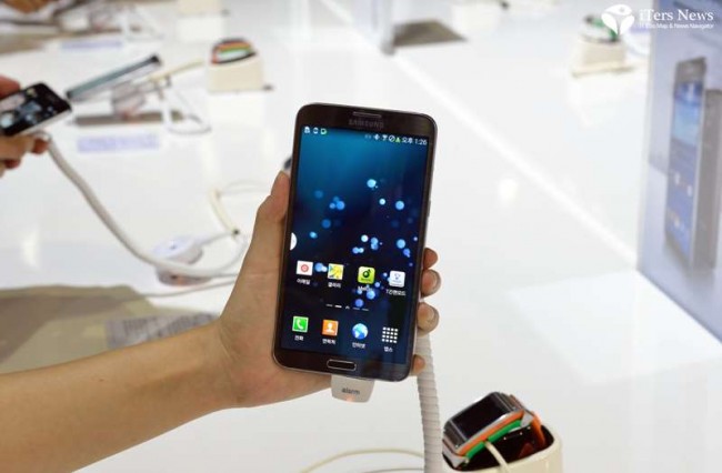 Samsung «согнула» цену на смартфон Galaxy Round