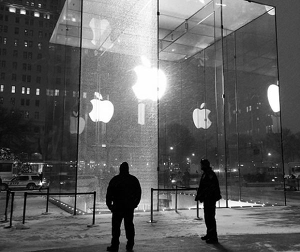На Пятой авеню в Apple Store разбилось стекло за $450 тысяч
