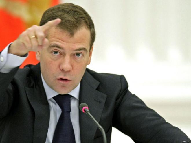Медведев поручил срочно подключить интернет в Крыму