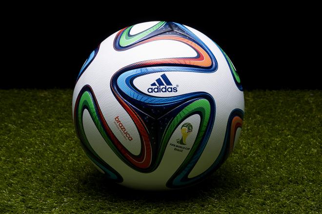 Adidas представили Brazucam - футбольный мяч со встроенными камерами
