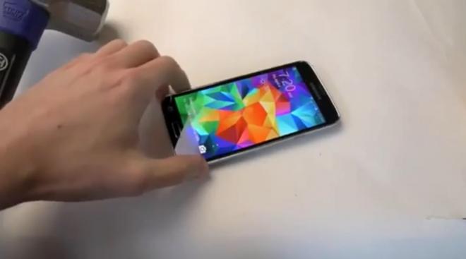 Samsung Galaxy S5 испитан на прочность с помощью кувалды