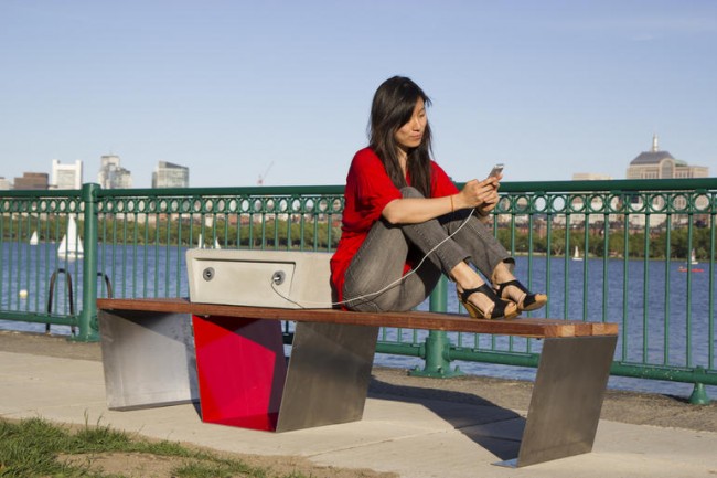Теперь смартфоны можно заряжать от скамейки